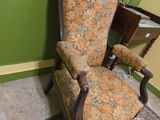 une chaise qui se trouve dans le coin d'une pièce