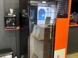 une photo d'un réfrigérateur professionnel dans un magasin