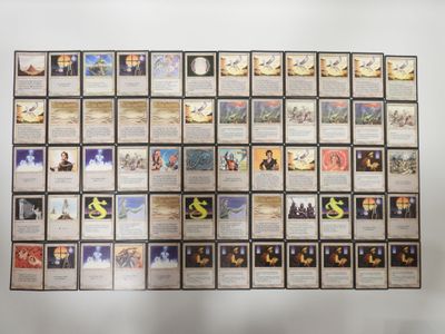 une photo d'un mur recouvert de cartes illustrées
