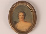portrait d'une femme avec une fleur dans les cheveux, dans un cadre doré