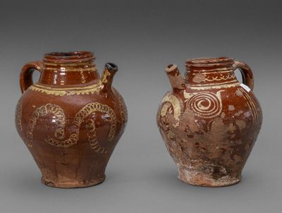 deux vases marron ornés de motifs, placés côte à côte