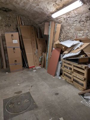 une pièce avec beaucoup de cartons et des cartons sur le sol