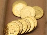 beaucoup de pièces d'or posées sur un plateau