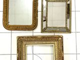 trois miroirs posés par terre les uns à côté des autres