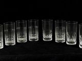 six verres sont disposés en cercle sur une surface noire