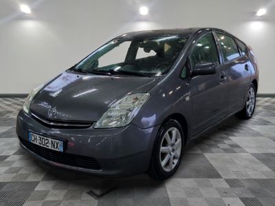une photo d'une Toyota Prius grise garée dans un garage