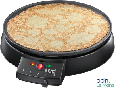 une photo d'une pizza en train de cuire sur un barbecue