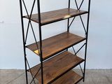 une étagère en bois surmontée de trois tablettes