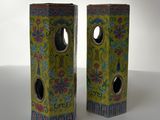 une paire de vases jaunes et bleus ornés de motifs floraux