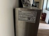 image d'un réfrigérateur en acier inoxydable dans une cuisine