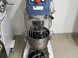 une image d'une cuisine avec un mixeur et d'autres appareils électroménagers