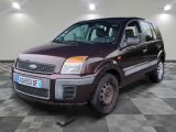 une photo d'une camionnette bordeaux garée dans un garage