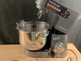 un mixeur et un blender posés sur une table en bois