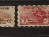 quatre timbres-poste de couleurs différentes sur un fond noir