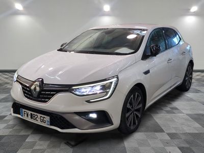 la voiture blanche est garée sur un sol en damier dans le garage