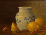 tableau représentant un vase bleu et blanc avec des citrons et des noix posés sur une table