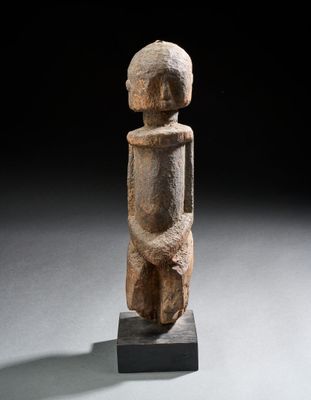 Dogon Ancien fétiche au visage cubique, les mains jointes