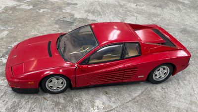 une petite voiture rouge posée par terre