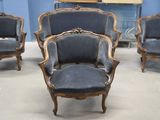 quatre chaises dans une pièce aux murs bleus, avec une table