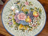 une assiette posée sur une table, sur laquelle se trouvent des fleurs et des fruits