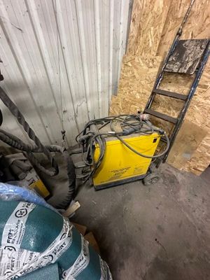 une photo montrant un tas de matériel de chantier dans un garage