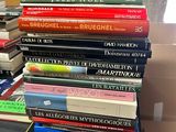 plusieurs livres empilés sur une table
