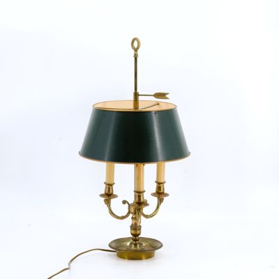 une image représentant une lampe avec un abat-jour vert sur fond blanc