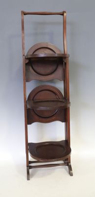 une grande étagère en bois sur laquelle sont posées trois assiettes