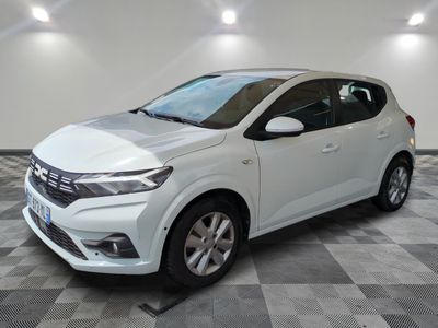 la voiture blanche est garée dans le garage sur un sol en damier