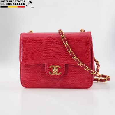 un sac à main rouge auquel est suspendue une chaîne dorée