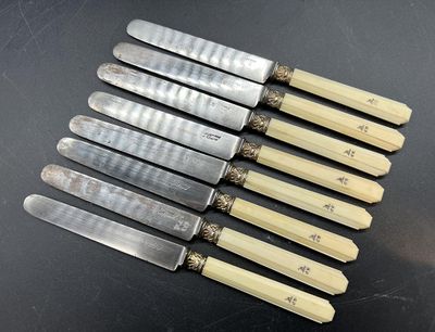six couteaux sont alignés sur une table
