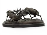 sculpture en bronze représentant deux cerfs qui se battent, sur fond blanc
