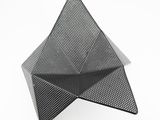 un objet triangulaire noir sur une surface blanche
