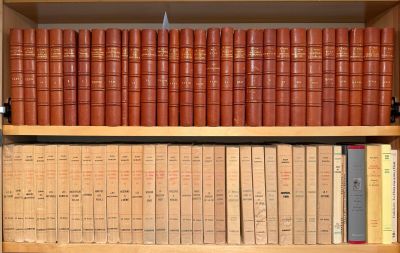 de nombreux livres qui se trouvent sur les étagères de la pièce