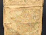 une carte de l'Europe accrochée au mur, à côté d'une plante en pot