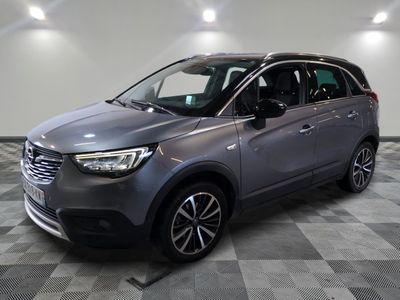 la voiture grise est garée sur le sol en damier d'un garage