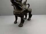 figurine en bronze représentant un chien avec un oiseau perché sur son dos