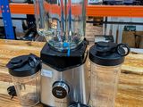 un mixeur posé sur une table en bois