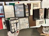 un grand nombre de livres posés sur une table