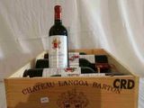 des bouteilles de vin dans une caisse en bois sur fond blanc