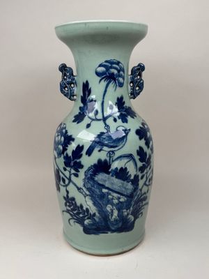 un vase bleu et blanc avec un oiseau dessus