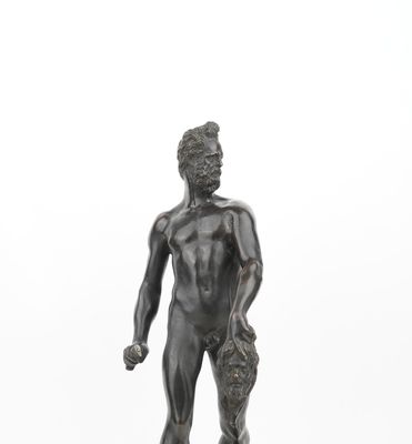 une image représentant une statue d'un homme tenant un chien dans la main