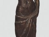 statue d'une femme tenant une fleur dans sa main droite