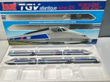 une boîte contenant un train sur une table