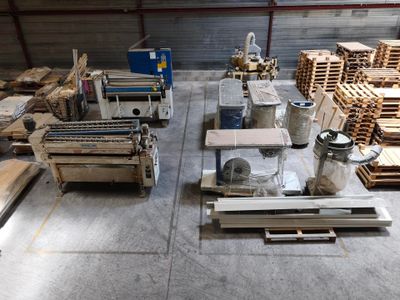 de nombreuses palettes et caisses en bois dans un entrepôt