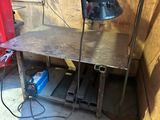 une machine posée sur une table dans une pièce