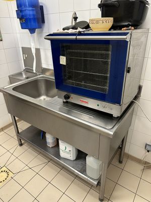 une cuisine équipée d'un évier, d'une cuisinière et d'un four grille-pain