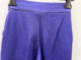 un gros plan sur un pantalon violet suspendu à un cintre