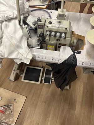 une machine à coudre posée sur une table
