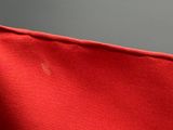 le t-shirt rouge a un petit trou au milieu